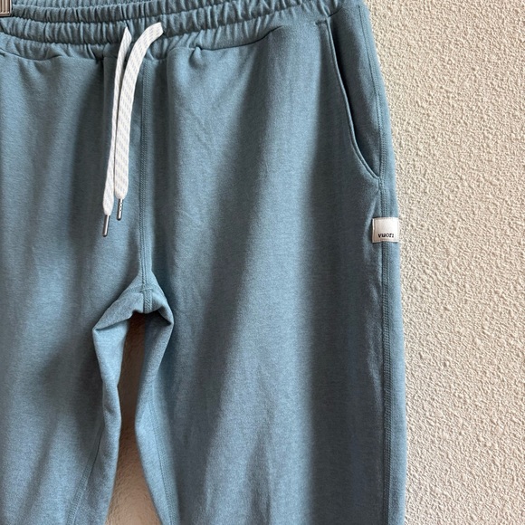 Vuori Women's Performance Joggers in a Shade Heather, size XS - Picture 3 of 6